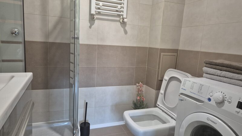 Erou Iancu Nicolae, Zoo